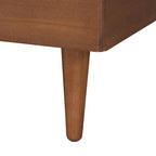 Lit plateforme queen en tissu gris et bois de noyer de style moderne du milieu du siècle avec table de chevet flottante