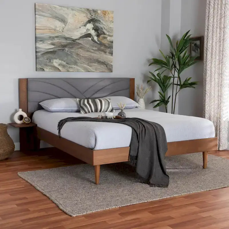 Lit plateforme queen en tissu gris et bois de noyer de style moderne du milieu du siècle avec table de chevet flottante