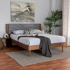 Lit plateforme queen en tissu gris et bois de noyer de style moderne du milieu du siècle avec table de chevet flottante