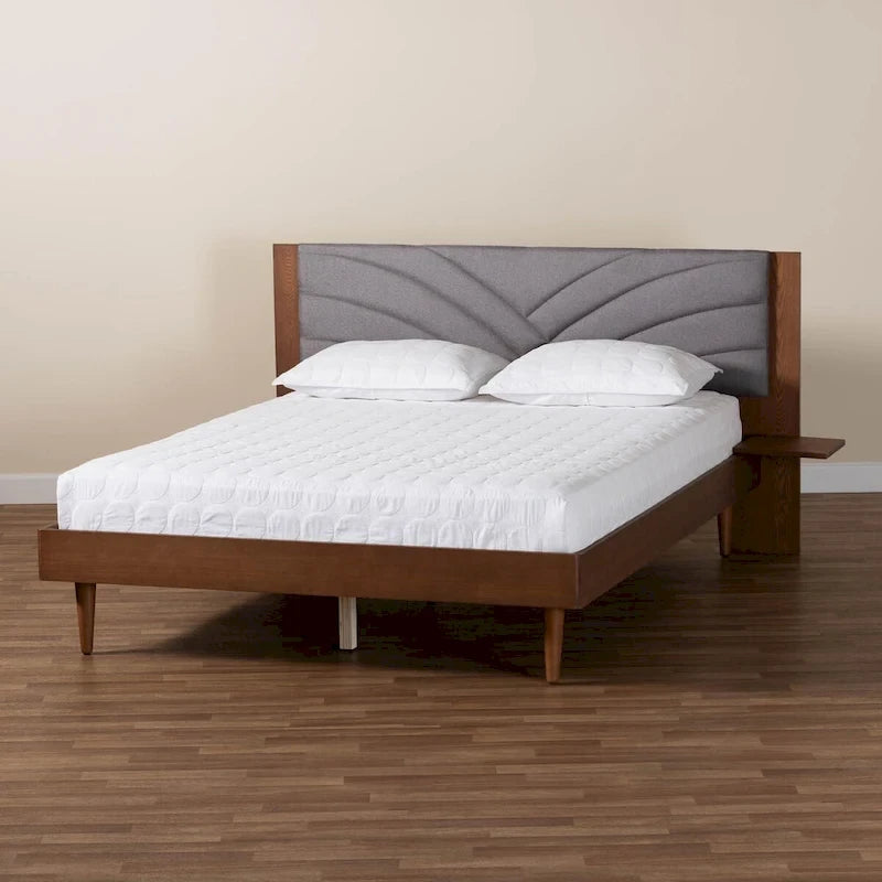 Lit plateforme queen en tissu gris et bois de noyer de style moderne du milieu du siècle avec table de chevet flottante