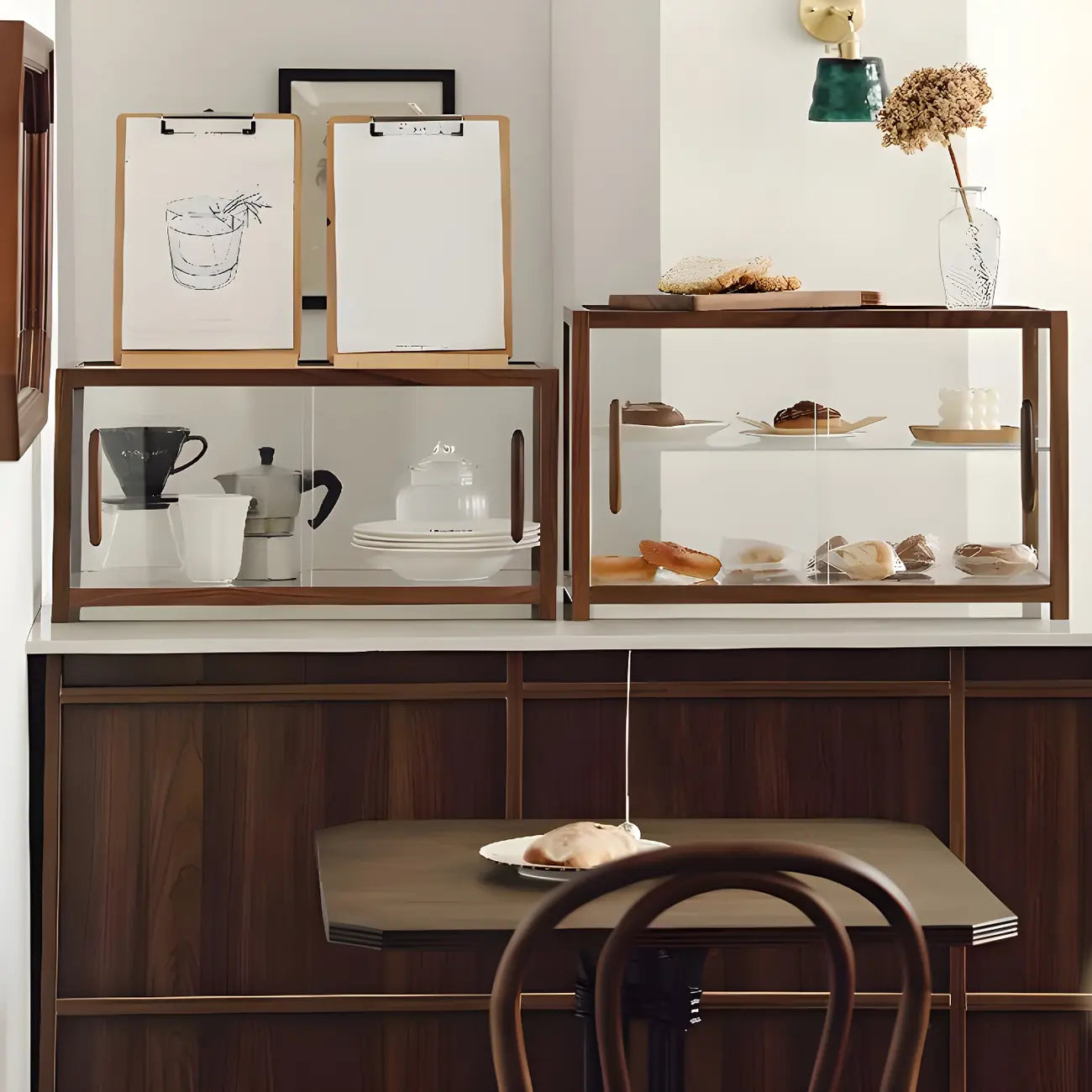 Élégante vitrine de collection en bois avec portes coulissantes
