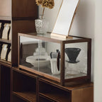 Élégante vitrine de collection en bois avec portes coulissantes